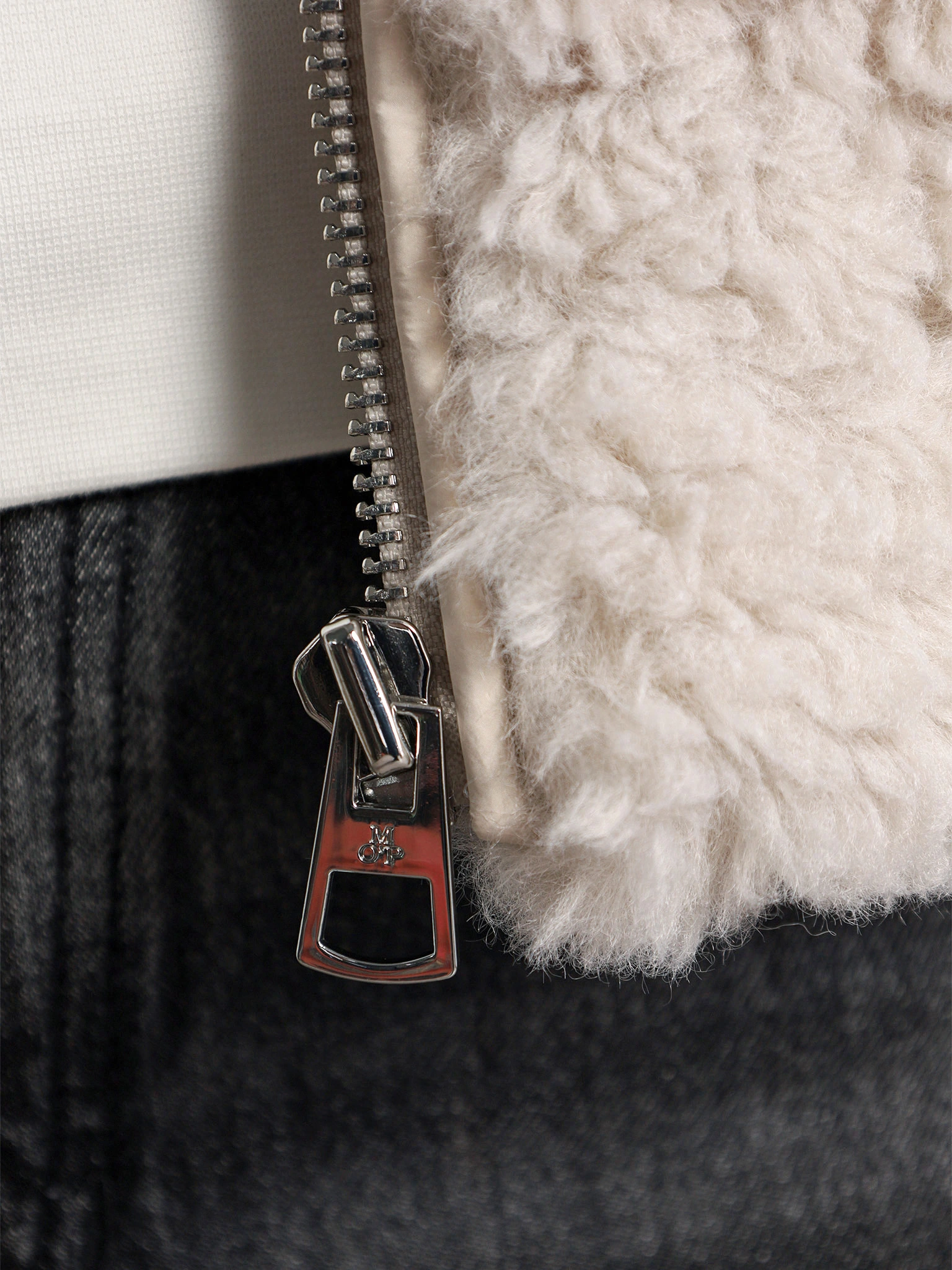 Куртка укороченная светло-серого цвета